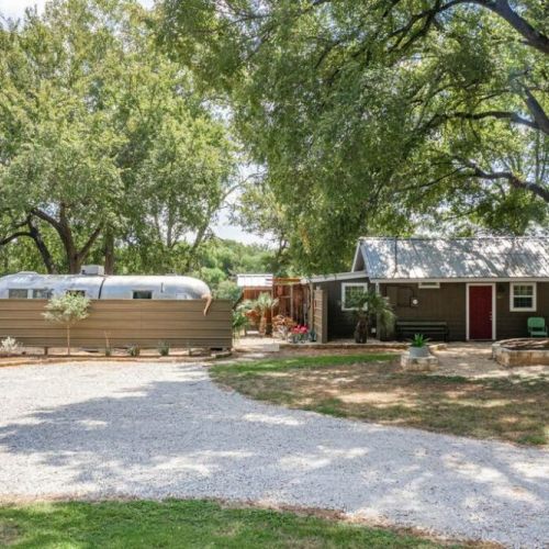 Stay just 10 mins to the heart of Waco while still far enough away to enjoy the peace and quiet