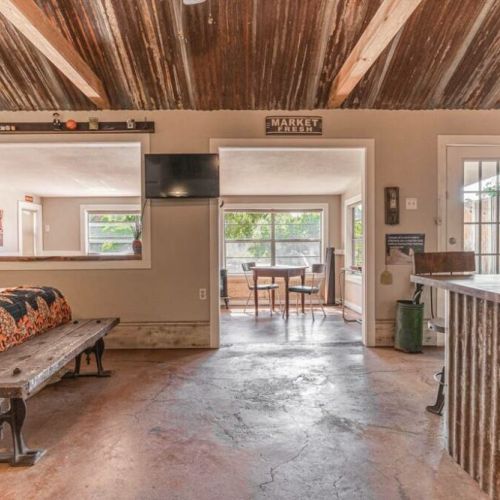 A  beautiful place to stay on the Brazos to relax and enjoy life on the river. The cabin offers a rustic modern twist with comfortable seating, a Queen bed and sleeper sofa in the cabin.